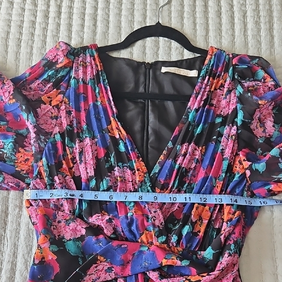 La Maison Talulah Floral V Neck In Size M - Picture 6 of 8